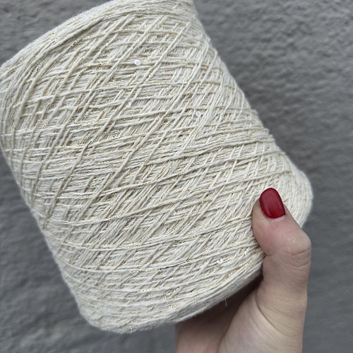 Пряжа в бобинах Susanna 5200 молочный пайетки + люрекс золото. Цена указана за 10гр