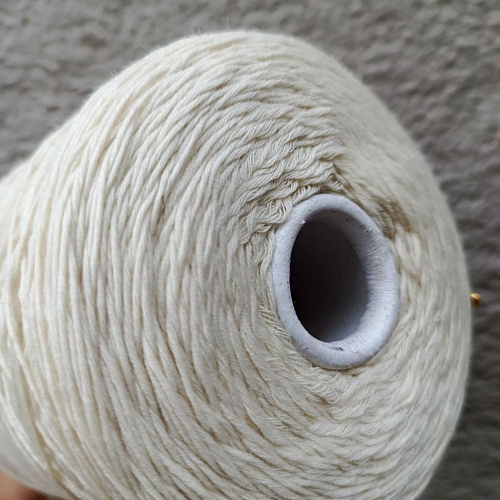 Пряжа в бобинах Merinos цвет 599 молочный. Цена указана за 10гр