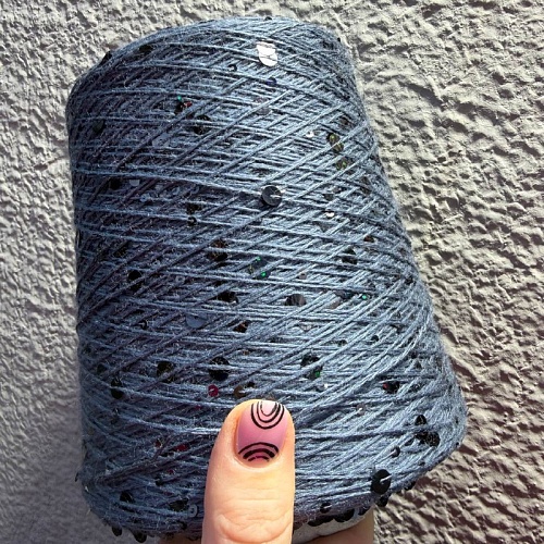 Пряжа в бобинах Cosmo 3600 дымчато-серый/черные пайетки